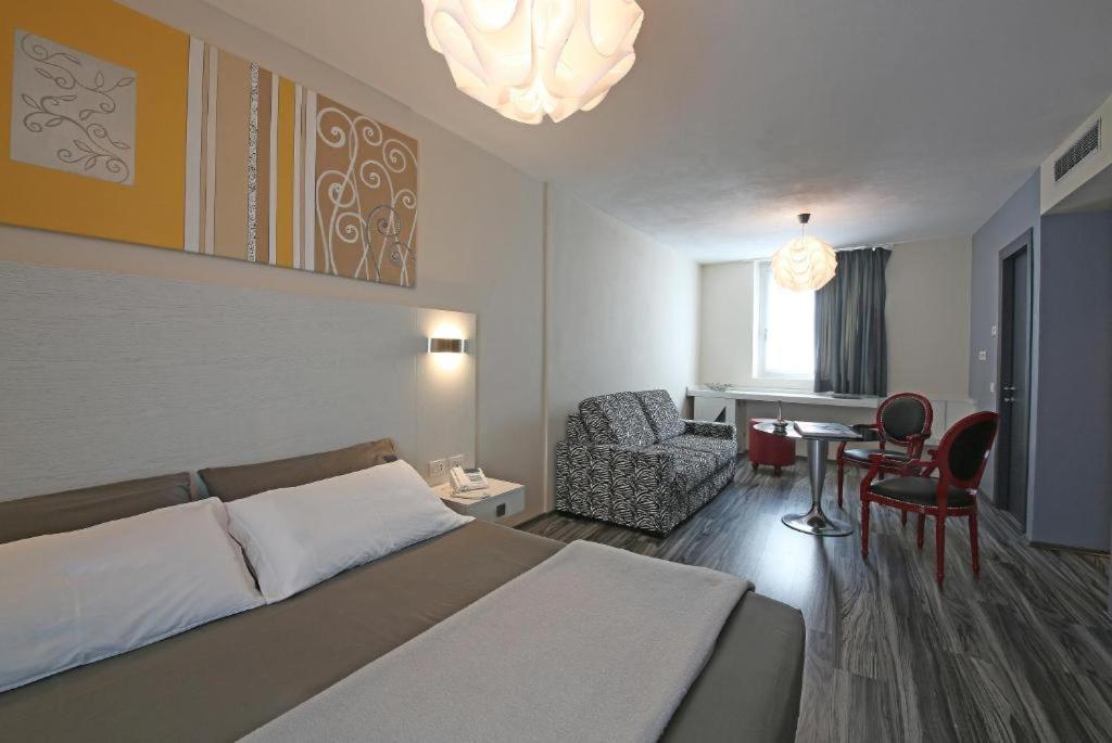 Happy Hotel Atelier Gardone Riviera Centro & Beach Dış mekan fotoğraf